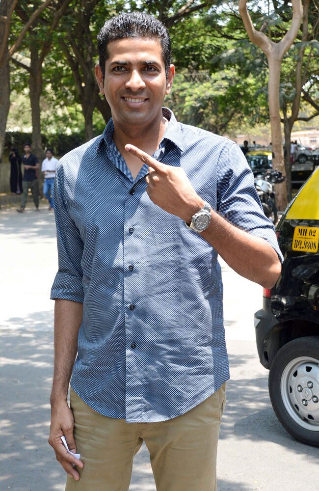 सेलेब्रिटीज ने भी डाला वोट, पोस्ट की तस्वीर