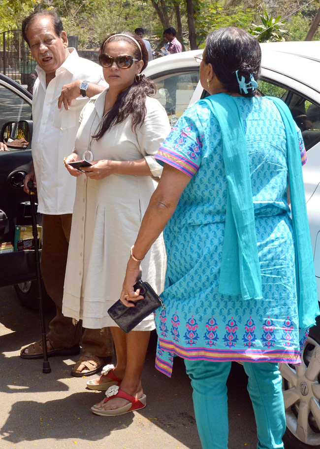 सेलेब्रिटीज ने भी डाला वोट, पोस्ट की तस्वीर