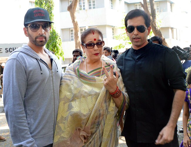 सेलेब्रिटीज ने भी डाला वोट, पोस्ट की तस्वीर