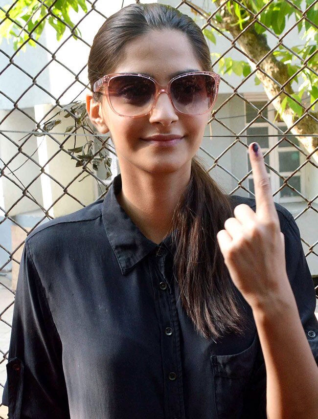 सेलेब्रिटीज ने भी डाला वोट, पोस्ट की तस्वीर