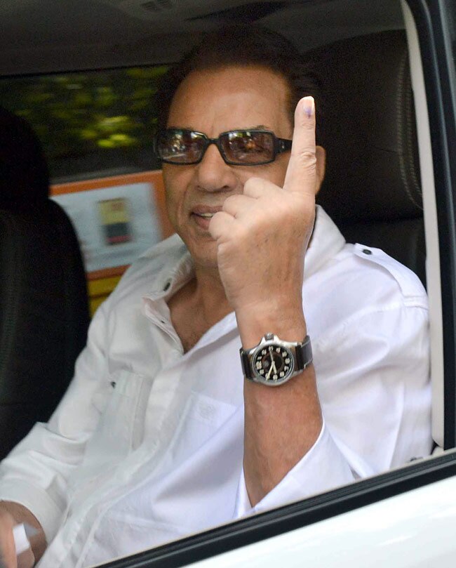 सेलेब्रिटीज ने भी डाला वोट, पोस्ट की तस्वीर