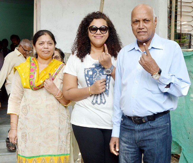 सेलेब्रिटीज ने भी डाला वोट, पोस्ट की तस्वीर