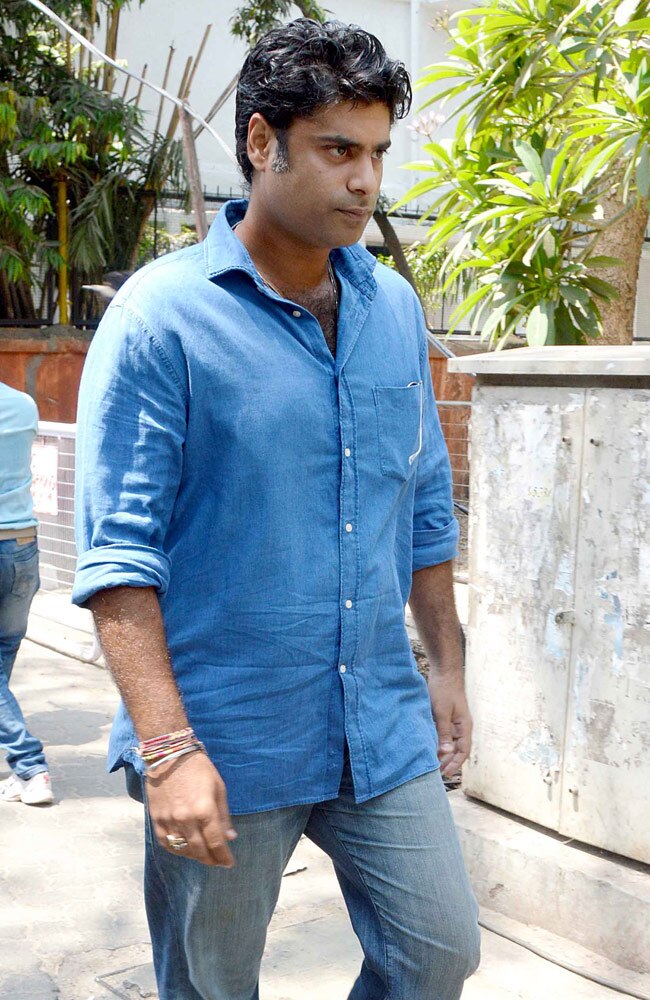 सेलेब्रिटीज ने भी डाला वोट, पोस्ट की तस्वीर