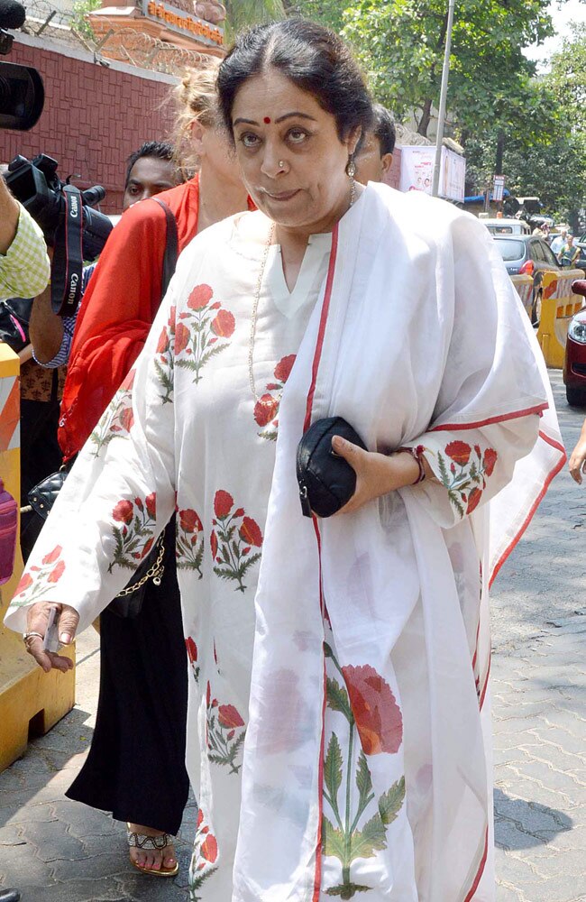 सेलेब्रिटीज ने भी डाला वोट, पोस्ट की तस्वीर