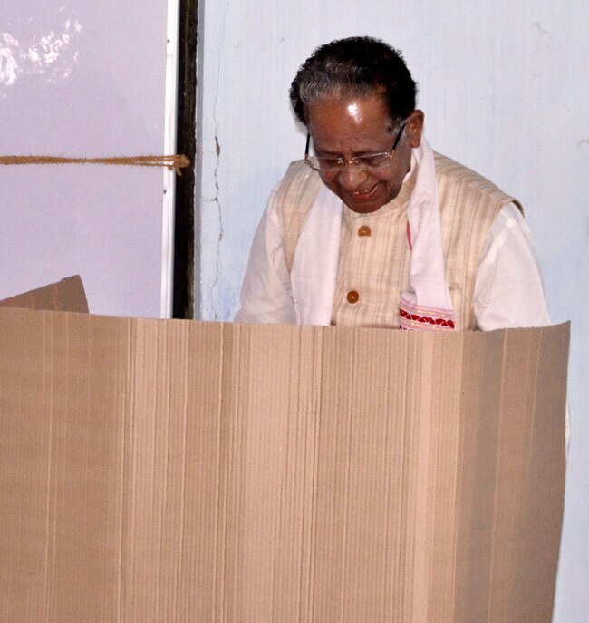 तस्वीरों में देखिए असम और त्रिपुरा का मतदान