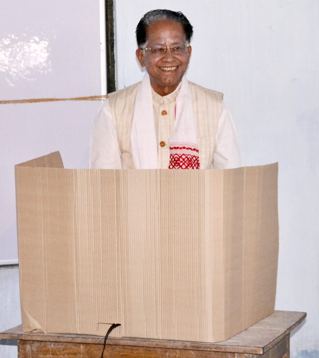 तस्वीरों में देखिए असम और त्रिपुरा का मतदान