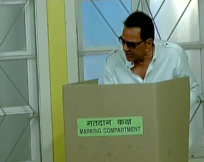 सेलेब्रिटीज ने भी डाला वोट, पोस्ट की तस्वीर