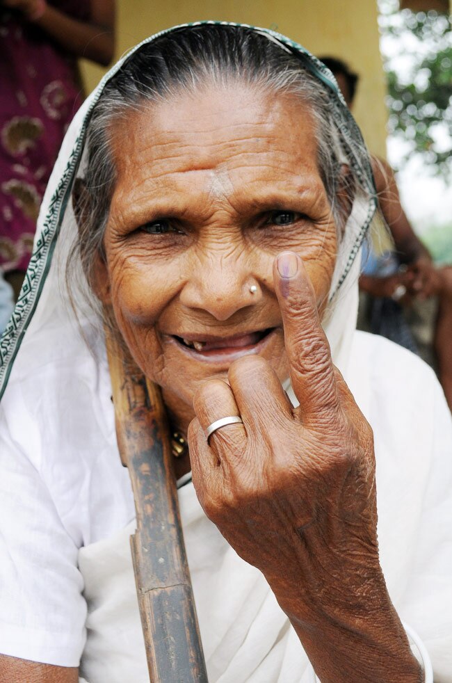 तस्वीरों में देखिए असम और त्रिपुरा का मतदान