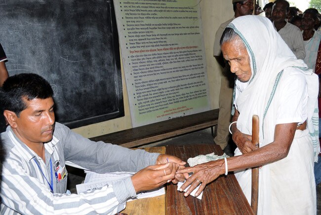 तस्वीरों में देखिए असम और त्रिपुरा का मतदान