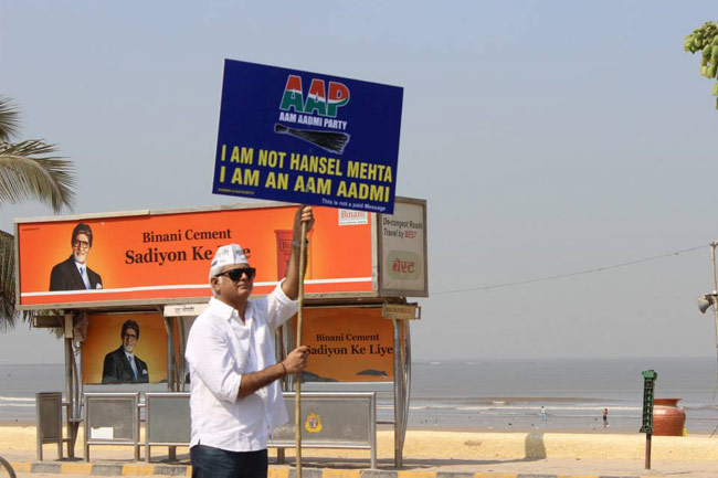 AAP का अंदाज: तख्‍ती लेकर सड़क पर उतरे सितारे