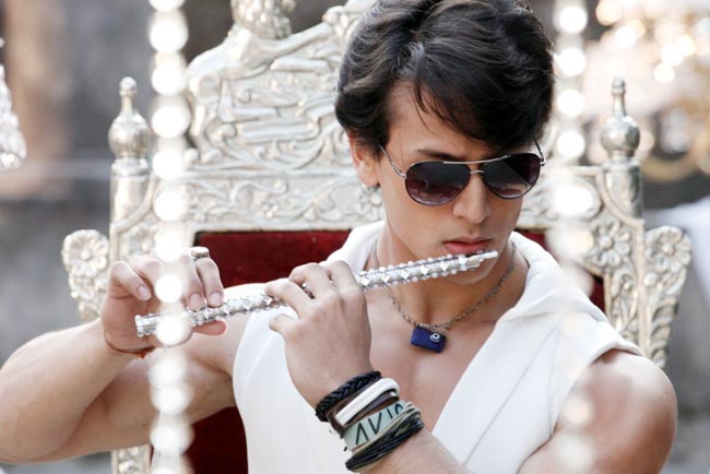 हीरोपंती में टाइगर श्रॉफ और कृति शैनन का धमाकेदार डांस और रोमांस