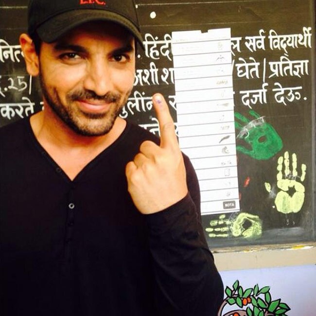 सेलेब्रिटीज ने भी डाला वोट, पोस्ट की तस्वीर