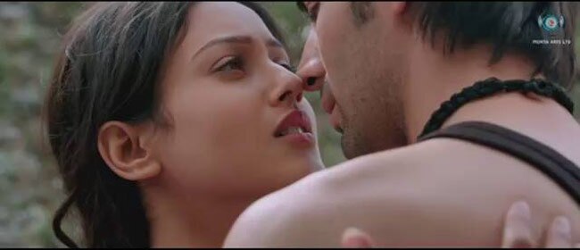 इन 4 KISS की हो रही है जमकर चर्चा...