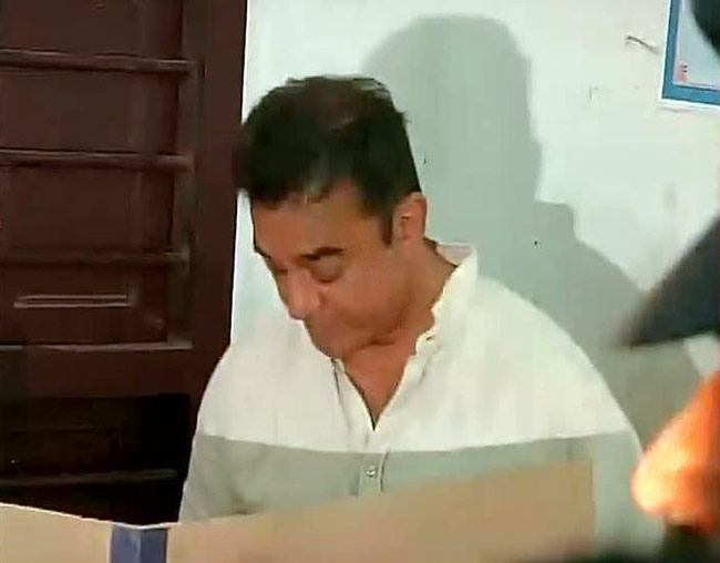 सेलेब्रिटीज ने भी डाला वोट, पोस्ट की तस्वीर