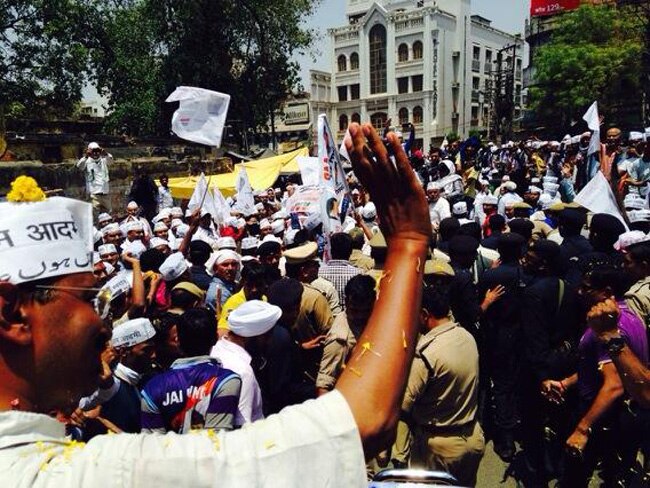 वाराणसी में केजरीवाल का नामांकन, समर्थकों ने दिया साथ