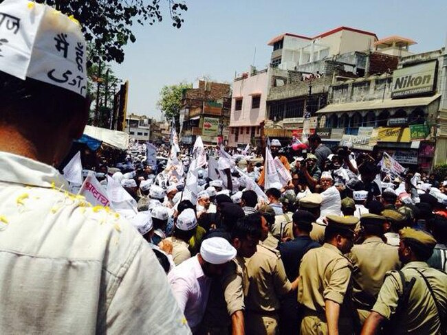 वाराणसी में केजरीवाल का नामांकन, समर्थकों ने दिया साथ