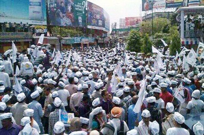 वाराणसी में केजरीवाल का नामांकन, समर्थकों ने दिया साथ