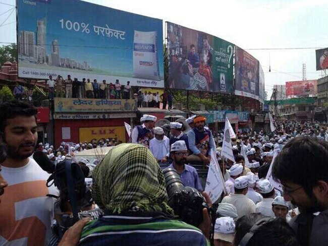 वाराणसी में केजरीवाल का नामांकन, समर्थकों ने दिया साथ