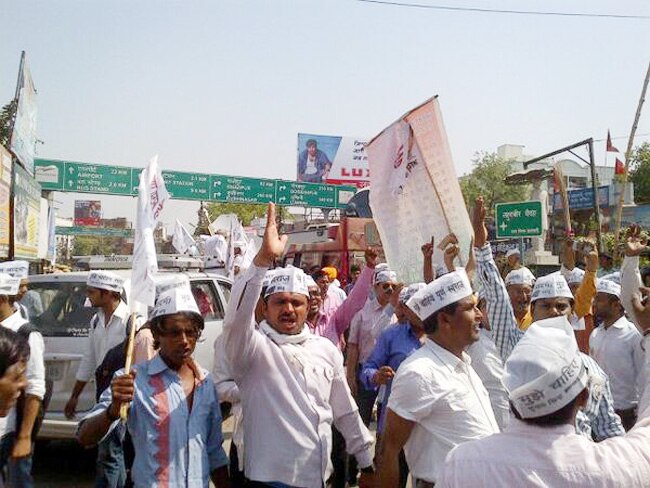 वाराणसी में केजरीवाल का नामांकन, समर्थकों ने दिया साथ