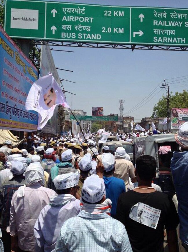 वाराणसी में केजरीवाल का नामांकन, समर्थकों ने दिया साथ