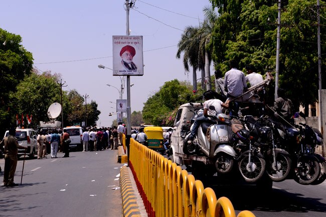 नरेंद्र मोदी के खिलाफ मधुसूदन मिस्‍त्री का पोस्‍टर वार