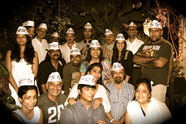 AAP का अंदाज: तख्‍ती लेकर सड़क पर उतरे सितारे