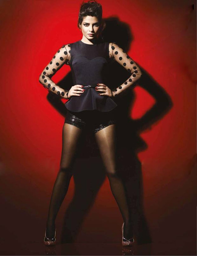 'देसी गर्ल' ने ट्विटर पर शेयर की अपनी तस्वीरें