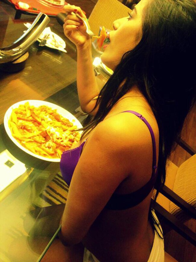 पूनम पांडे ने इस तरह लिया पिज्‍जा का लुत्‍फ