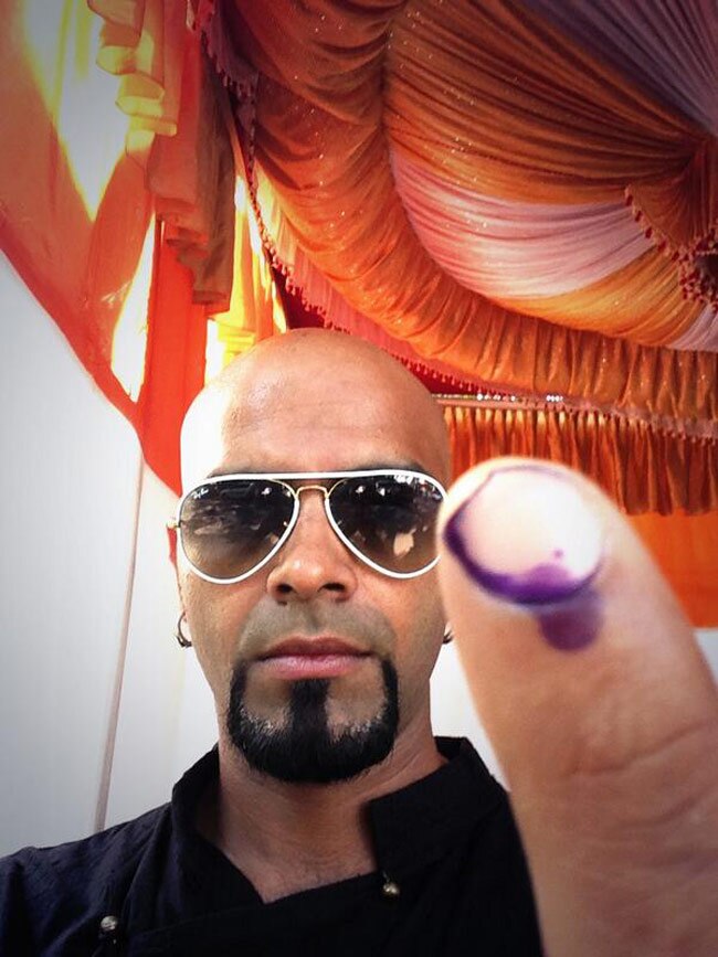 सेलेब्रिटीज ने भी डाला वोट, पोस्ट की तस्वीर