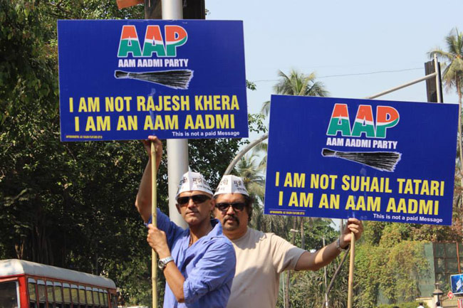 AAP का अंदाज: तख्‍ती लेकर सड़क पर उतरे सितारे