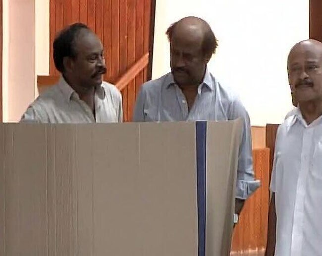 सेलेब्रिटीज ने भी डाला वोट, पोस्ट की तस्वीर