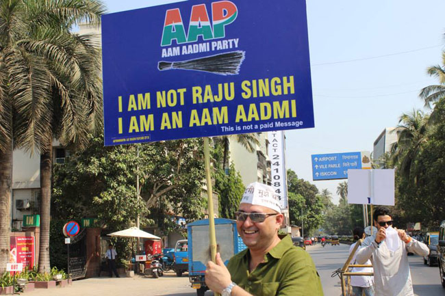 AAP का अंदाज: तख्‍ती लेकर सड़क पर उतरे सितारे