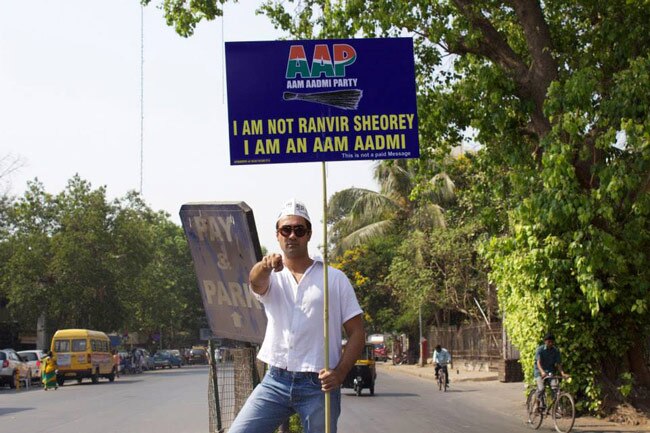 AAP का अंदाज: तख्‍ती लेकर सड़क पर उतरे सितारे