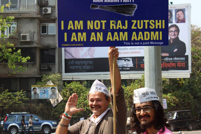 AAP का अंदाज: तख्‍ती लेकर सड़क पर उतरे सितारे