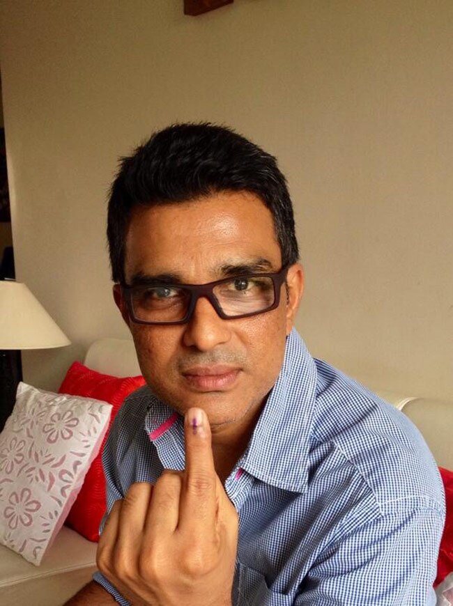 सेलेब्रिटीज ने भी डाला वोट, पोस्ट की तस्वीर