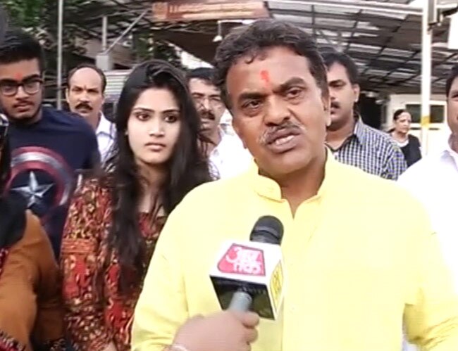 सेलेब्रिटीज ने भी डाला वोट, पोस्ट की तस्वीर