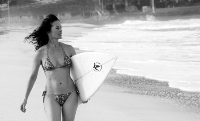 जब लोगों को सबक सिखाने के लिए महिला ने शार्क के साथ की स्विमिंग