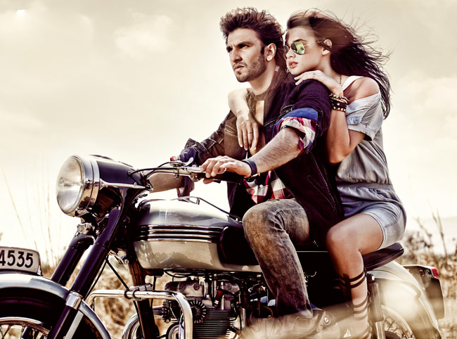 ब्रांड एम्बेसेडर रणवीर सिंह के लिए मॉडल ने उतारे 'कपड़े'...