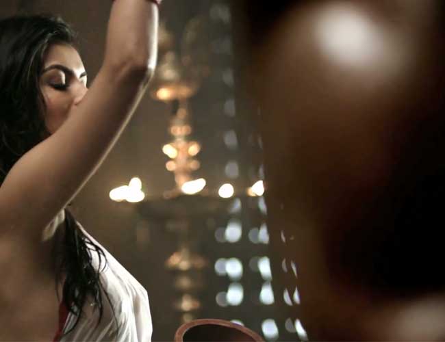 मंदाकिनी और जीनत की याद दिलाएंगी सेक्सी सोनाली