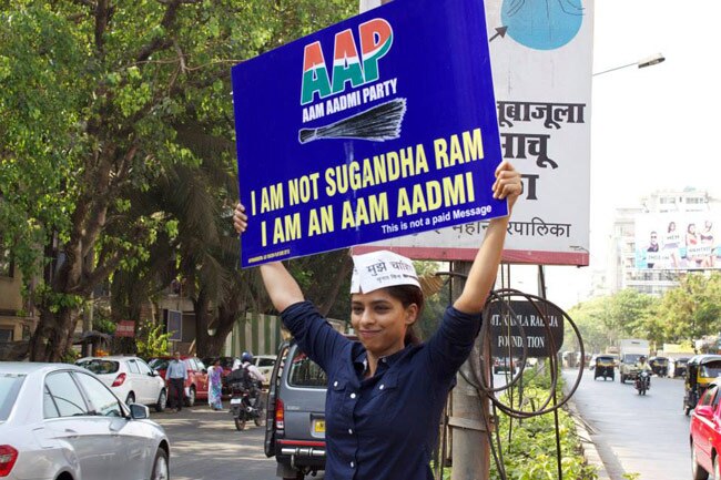 AAP का अंदाज: तख्‍ती लेकर सड़क पर उतरे सितारे