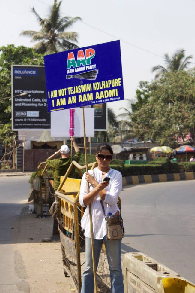 AAP का अंदाज: तख्‍ती लेकर सड़क पर उतरे सितारे