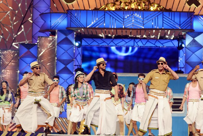 'उमंग 2014' में बॉलीवुड ने मुंबई पुलिस को किया सलाम