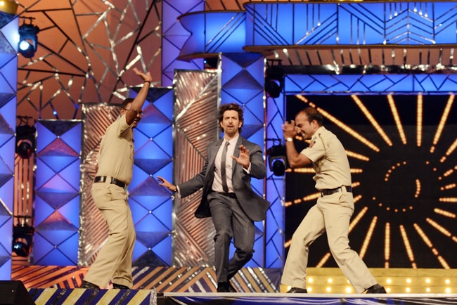 'उमंग 2014' में बॉलीवुड ने मुंबई पुलिस को किया सलाम