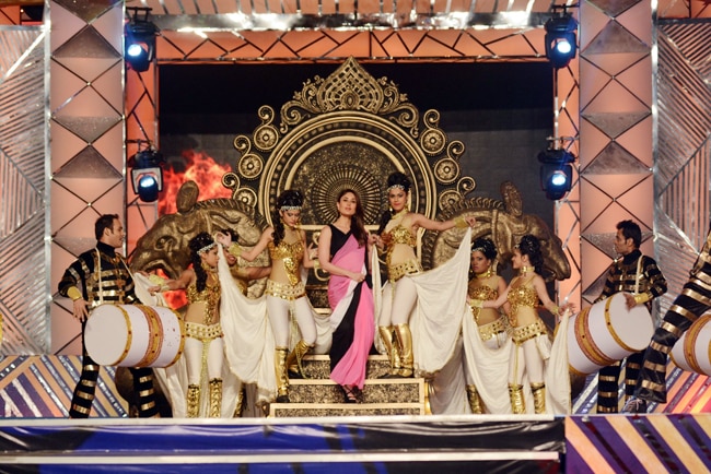 'उमंग 2014' में बॉलीवुड ने मुंबई पुलिस को किया सलाम