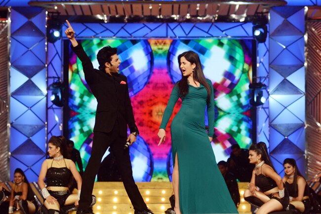 'उमंग 2014' में बॉलीवुड ने मुंबई पुलिस को किया सलाम