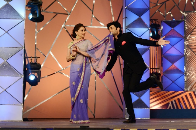 'उमंग 2014' में बॉलीवुड ने मुंबई पुलिस को किया सलाम