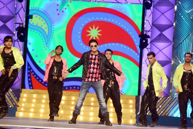 'उमंग 2014' में बॉलीवुड ने मुंबई पुलिस को किया सलाम