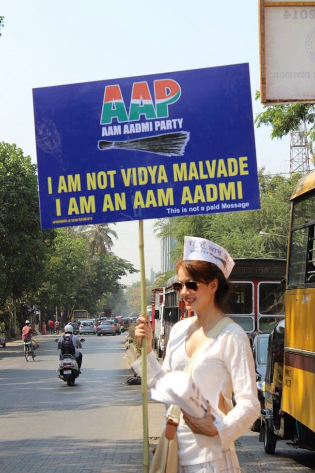 AAP का अंदाज: तख्‍ती लेकर सड़क पर उतरे सितारे