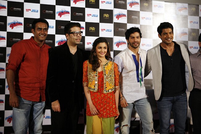 ...जब  वरुण धवन की हरकत से शर्मसार हुई आलिया भट्ट