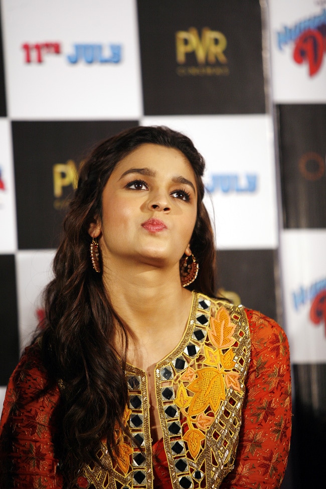 ...जब  वरुण धवन की हरकत से शर्मसार हुई आलिया भट्ट